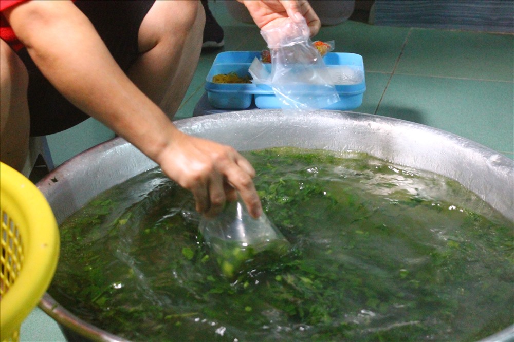 Canh cho hàng trăm suất ăn cho người lao động