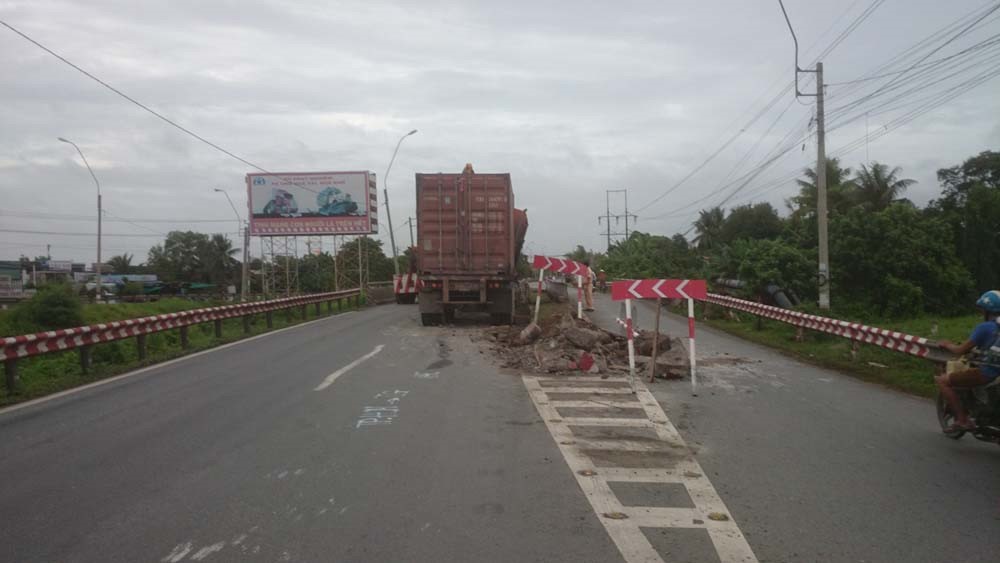 Từ đầu năm 2018 đến nay có ít nhất 7 vụ xe tải và 3 vụ xe gắn máy bị tai nạn tại “mũi tàu” Cầu Voi 1.