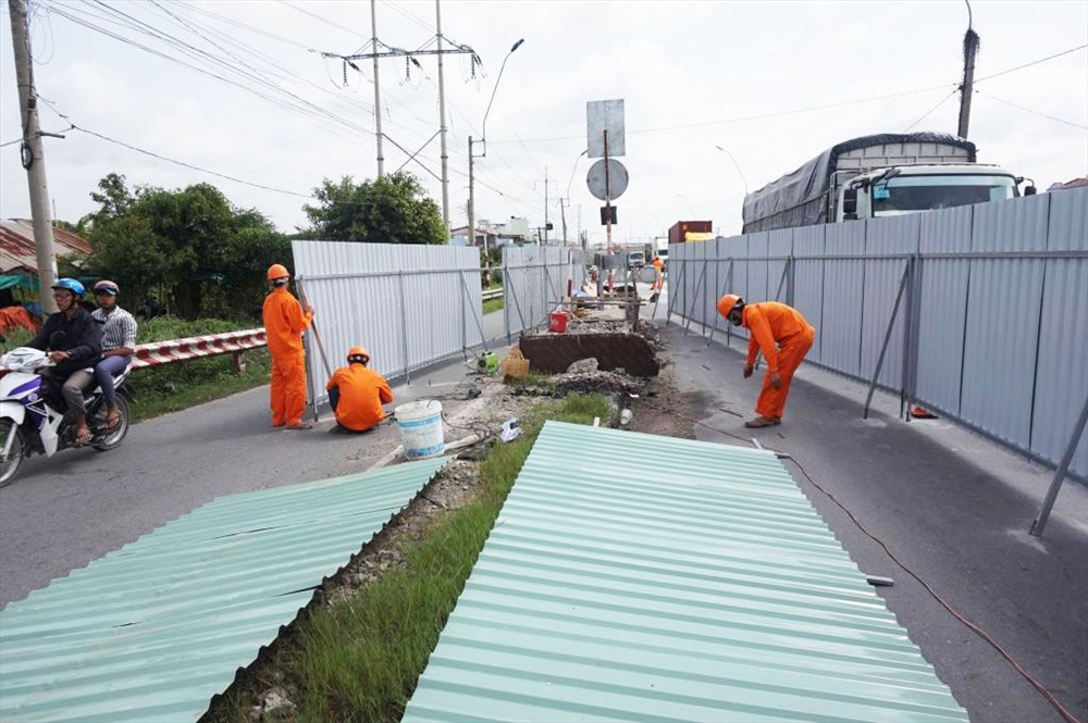 Công nhân làm việc tại công trình.