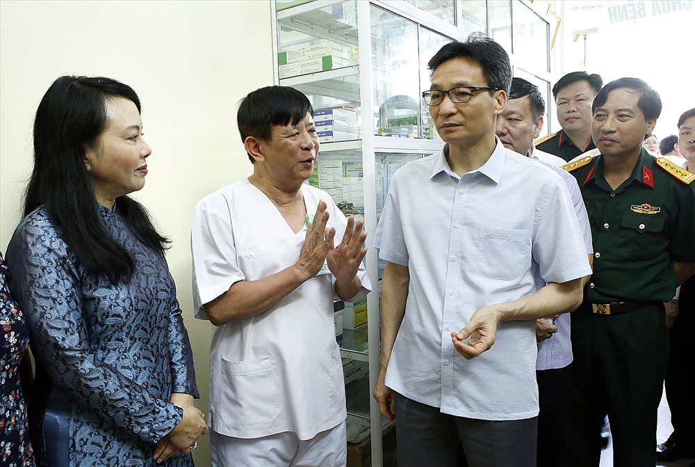PTT kiểm tra thực tế tại các nhà thuốc. Ảnh: Dương Ngọc