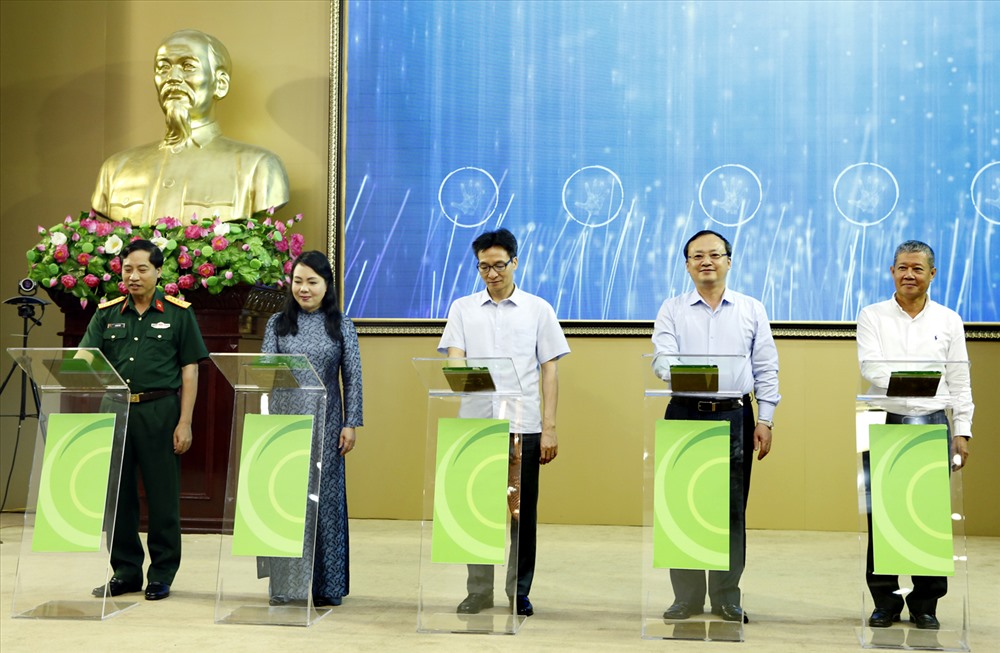 Bấm nút triển khai hệ thống kết nối nhà thuốc. Ảnh: Dương Ngọc