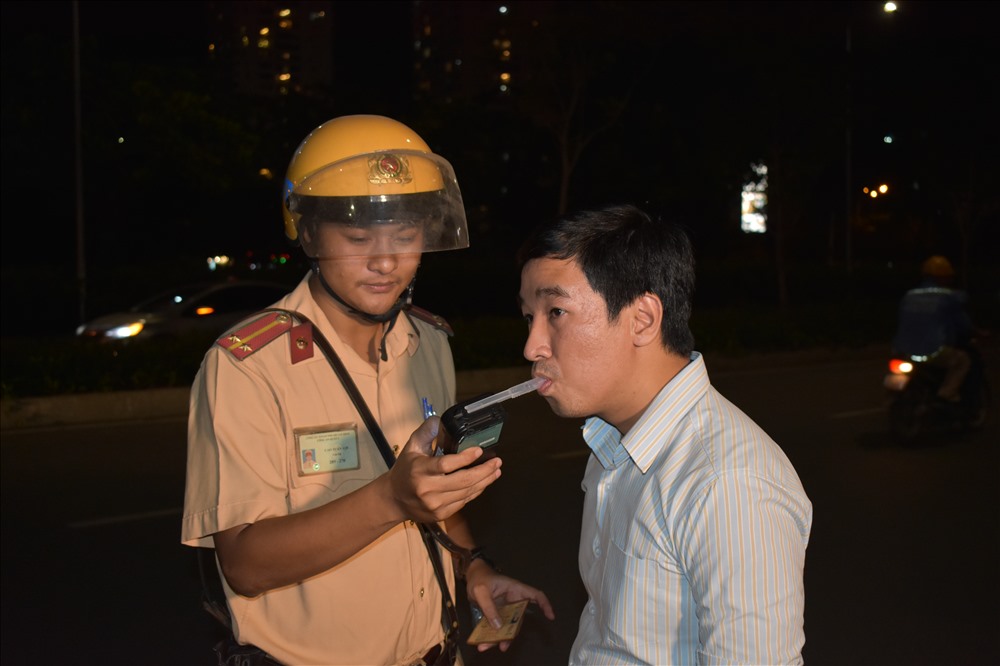 Lực lượng CSGT tiến hành đo nồng độ cồn của người điều khiển phương tiện giao thông
