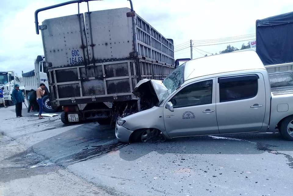 Xe tô tô bán tải lưu thông phía sau không kịp xử lý tông vào đuôi xe tải rất may những người trên xe chỉ bị thương nhẹ.