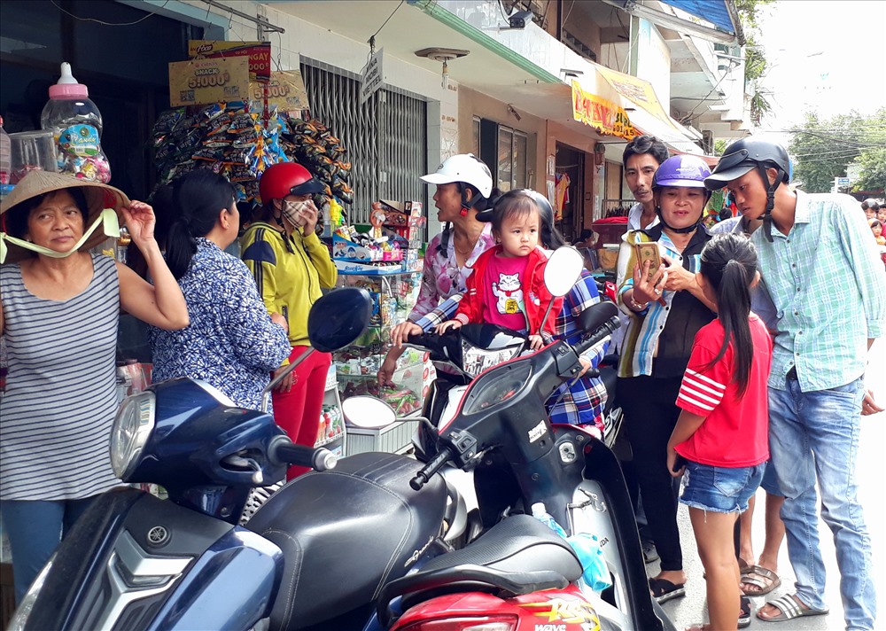 Ngay sáng sớm, nhiều người dân đã tụ tập trước cơ sở. Ảnh: Lục Tùng