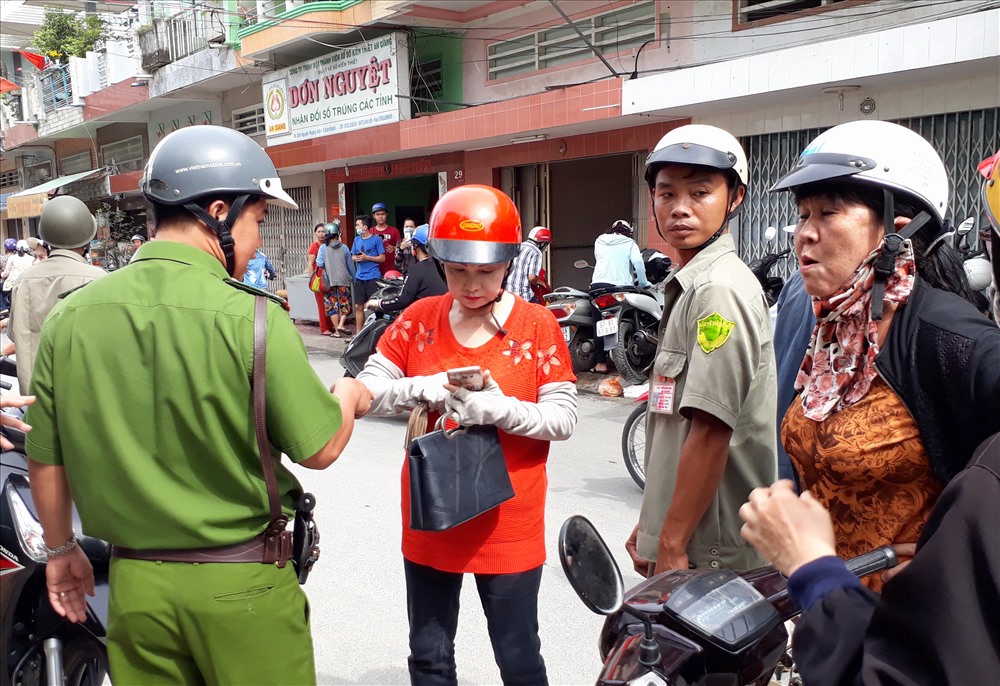 Mãi đến khi lực lượng nghiệp vụ đến làm nhiệm vụ, tình hình mới được vãn hồi. Ảnh: Lục Tùng