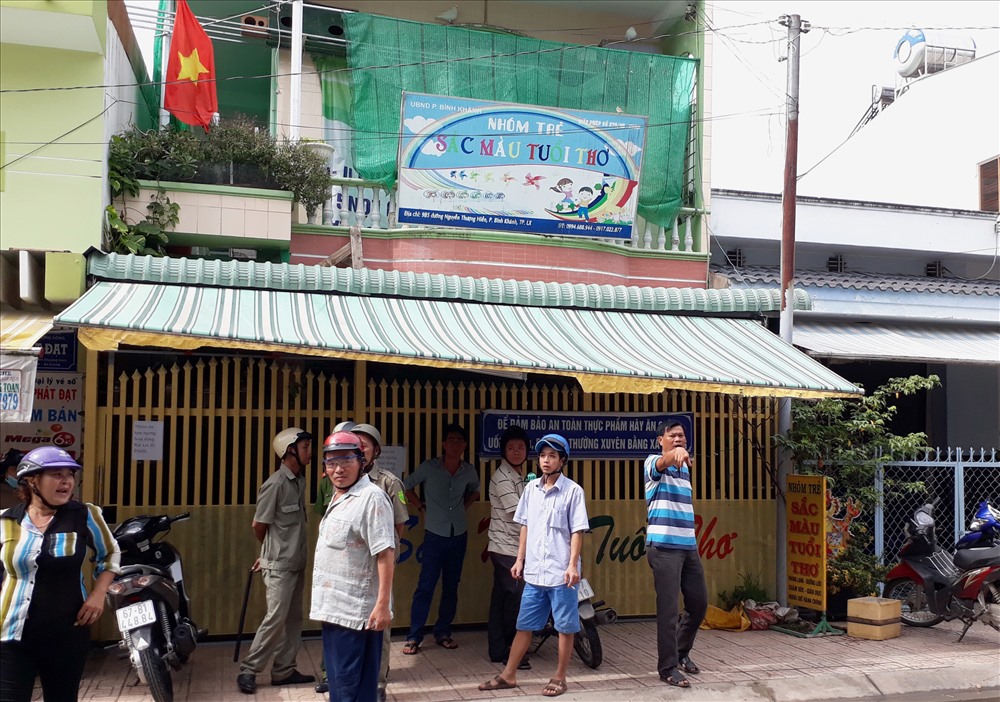 Lực lượng giữ trật tự túc trực trước cơ sở. Ảnh: Lục Tùng