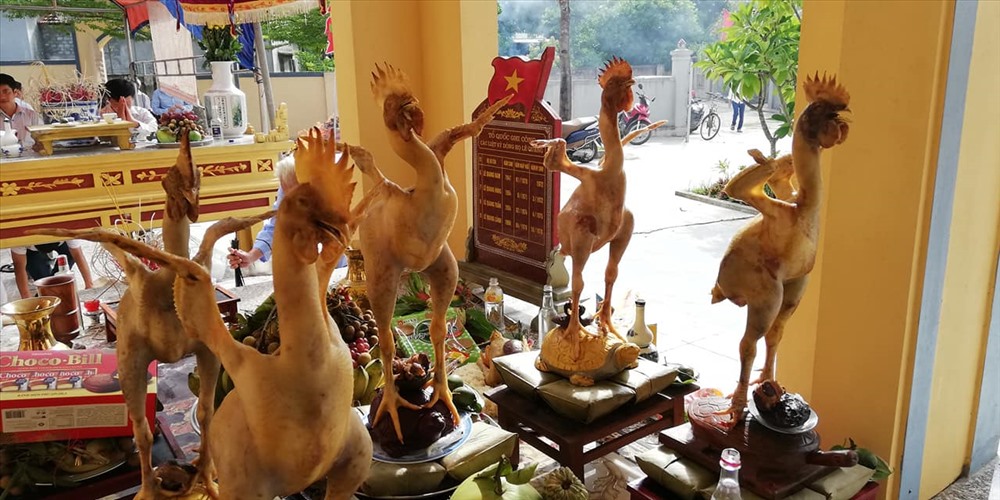 ...Gà được thi nhau tạo dáng trên mâm cỗ cúng của người dân Hà Tĩnh