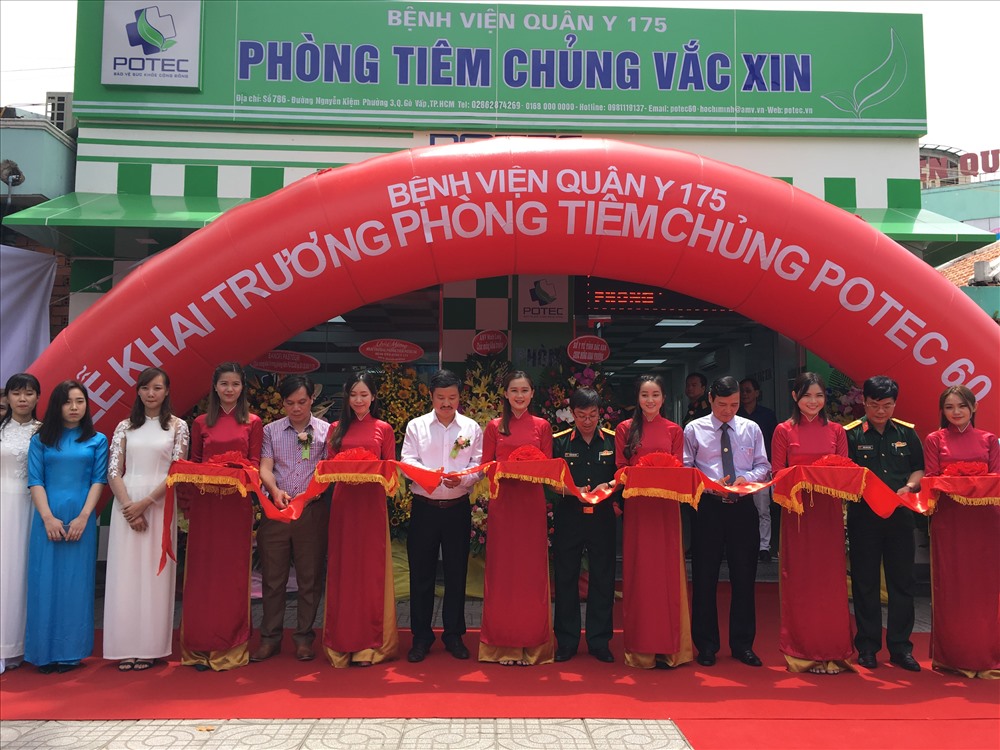 Các đại biểu cắt băng khai trương phòng tiêm chủng vắc xin Potec 60 Bệnh viện Quân y 175