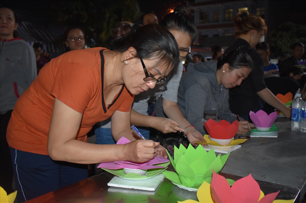 [Chùm ảnh] Hàng nghìn người dân thả đèn hoa đăng trong ngày lễ Vu lan tại TPHCM - Ảnh 4.