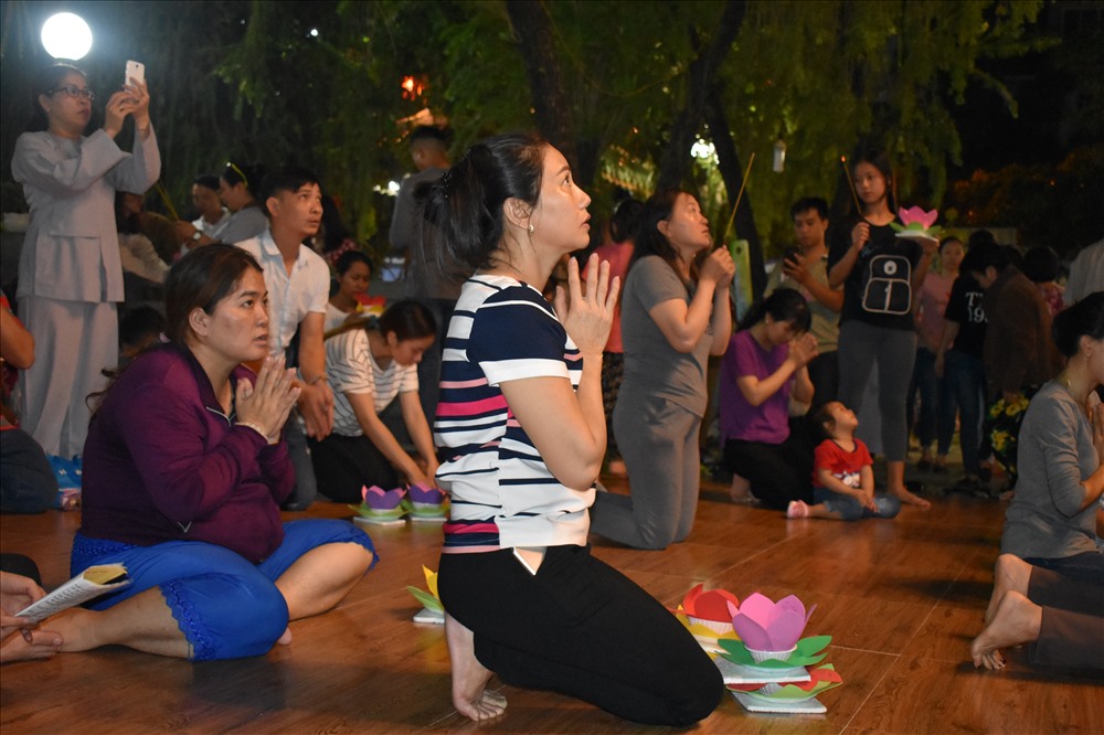 Nhiều người thành tâm khấn vái, cầu nguyện