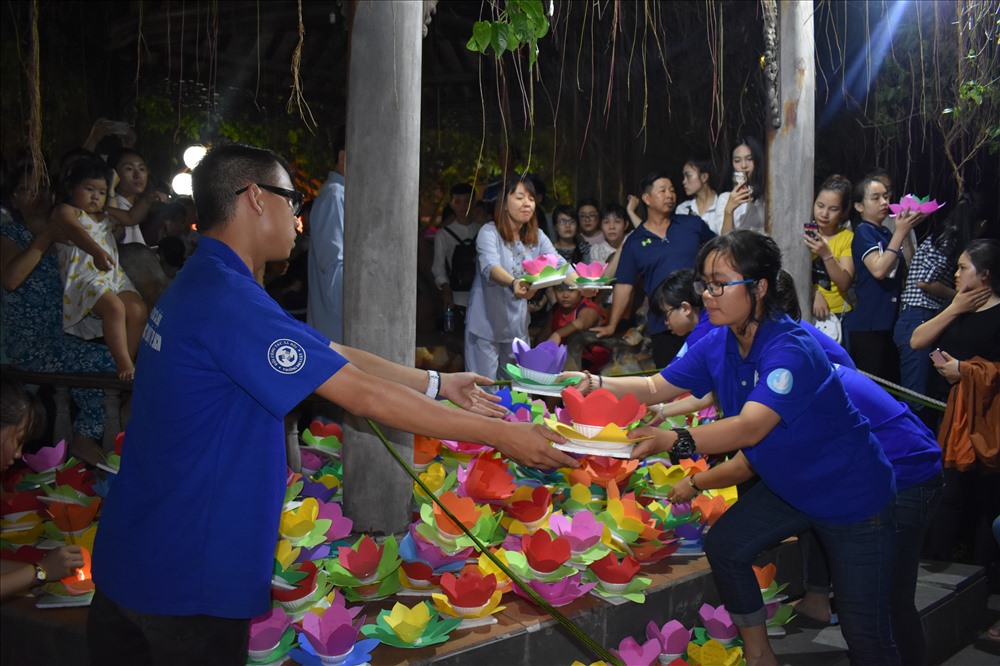 Để đảm bảo an toàn cho người dân, những chiếc đèn hoa đăng sẽ được tập trung lại một chỗ, sau đó lực lượng thanh niên tình nguyện sẽ truyền tay nhau và thả xuống sông