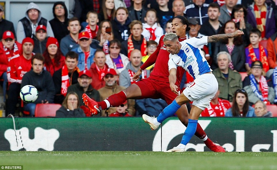 Pha dứt điểm ngay đầu hiệp 2 của Anthony Knockaert (áo xanh trắng). Ảnh: Reuters.