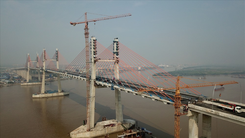  Cầu Bạch Đằng là cây cầu hiện đại đầu tiên trong cả nước do chính người Việt Nam thiết kế và thi công. Đây là cây cầu dây văng 4 nhịp hệ cáp 2 mặt phẳng lớn thứ 3 trong số 7 cầu như vậy trên toàn thế giới. Ngay tại công trường, chủ đầu tư bố trí sẵn 5 phòng thí nghiệm, yêu cầu các đơn vị tư vấn, thiết kế thí nghiệm tại chỗ để chủ động thi công. Ảnh: Đỗ Phương 