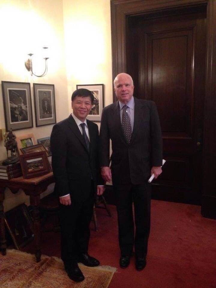 Bức ảnh cuối cùng Đại sứ Nguyễn Quốc Cường chào từ biệt thượng nghị sĩ John McCain cuối năm 2014. Thượng nghị sĩ quay sang dặn luôn trợ lý nhớ đăng ngay trên Twitter của ông với dòng chữ “Ambassador Nguyen Quoc Cuong! Thanks for all your work to strengthen US-Vietnam partnership” (Đại sứ Nguyễn Quốc Cường! Cảm ơn vì tất cả những việc ngài đã làm để tăng cường quan hệ đối tác Việt-Mỹ). Ảnh: FB Đại sứ Nguyễn Quốc Cường