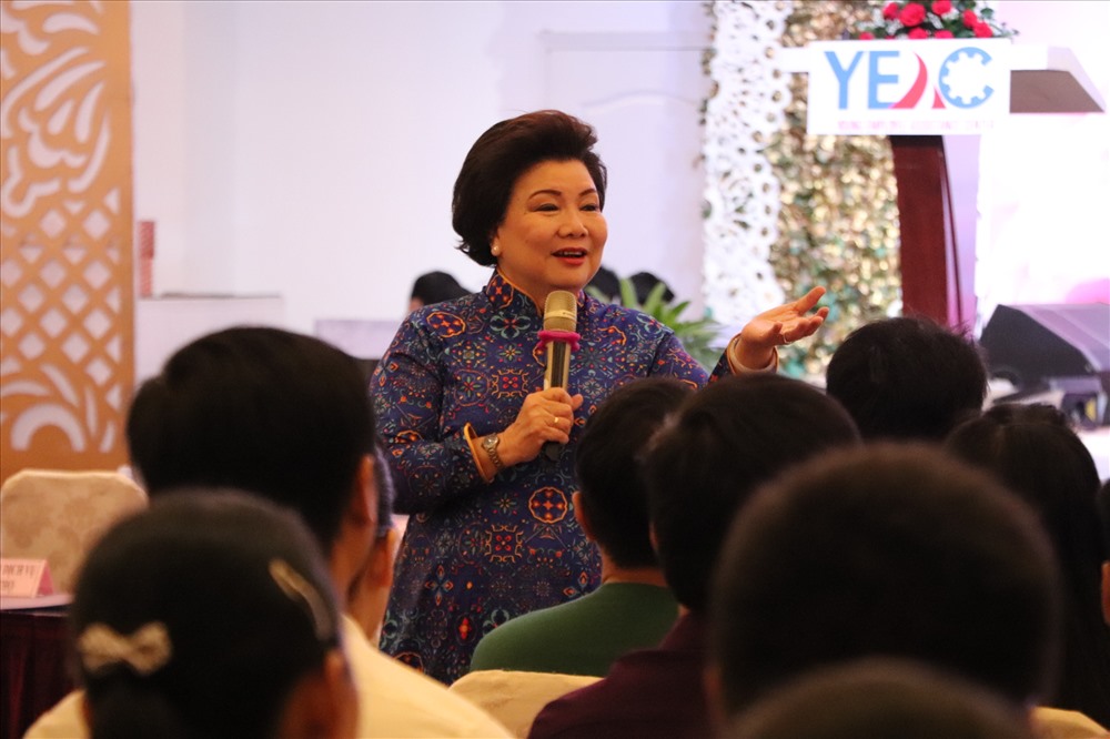Chuyên gia Tâm lý, TS. Lý Thị Mai chia sẻ kỹ năng xâu dựng hạnh phúc gia đình cùng 100 cặp đôi.
