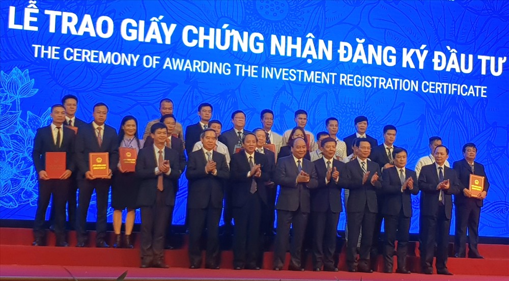 Thủ tướng Nguyễn Xuân Phúc cùng lãnh đạo các Ban, Ngành trung ương và lãnh đạo tỉnh Quảng Bình chụp ảnh lưu niệm với các nhà đầu tư. Ảnh: Lê Phi Long