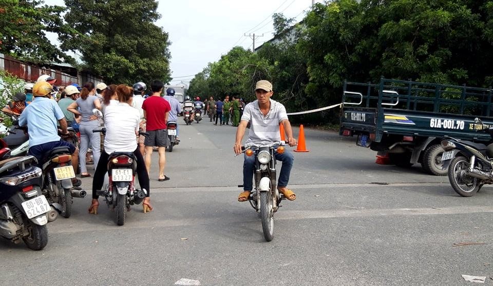 Công nhân phát hiện người đàn ông tử vong bất thường dưới gốc cây bên đường trong khu chế xuất Bình Chuẩn.