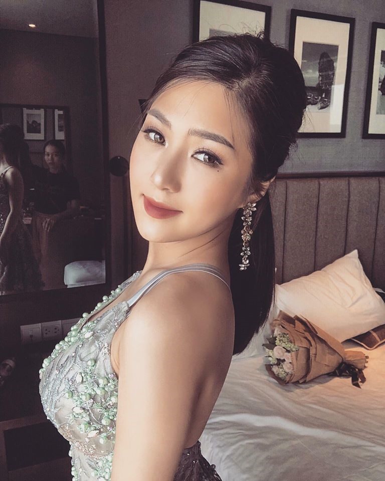 Là một trong những nữ ca sĩ của showbiz Việt theo đuổi phong cách gợi cảm, Hương Tràm thường xuyên mặc những bộ đồ khoe vẻ đẹp hình thể.