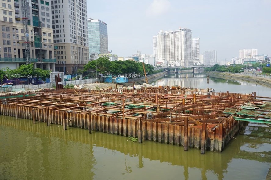Cống kiểm soát Bến Nghé do Công ty Trung Nam thực hiện đang tạm dừng thi công vì chưa được giải ngân. Ảnh: MINH QUÂN