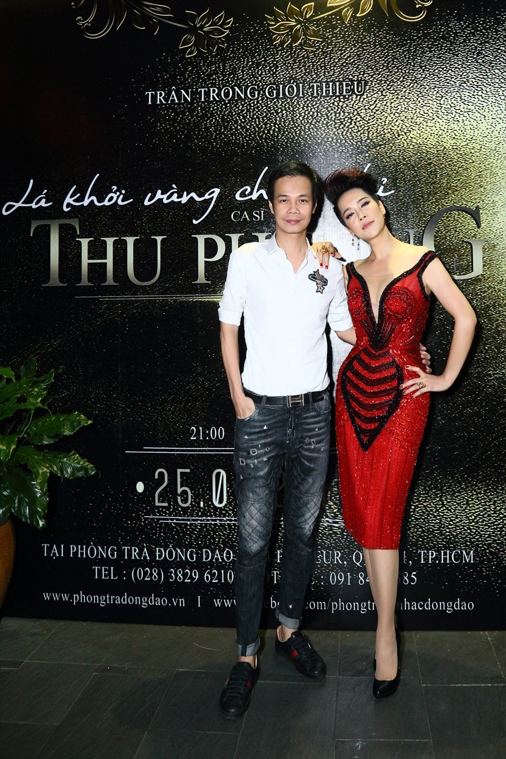 Cô khoe dáng bên cạnh nhà thiết kế Hoàng Hải.