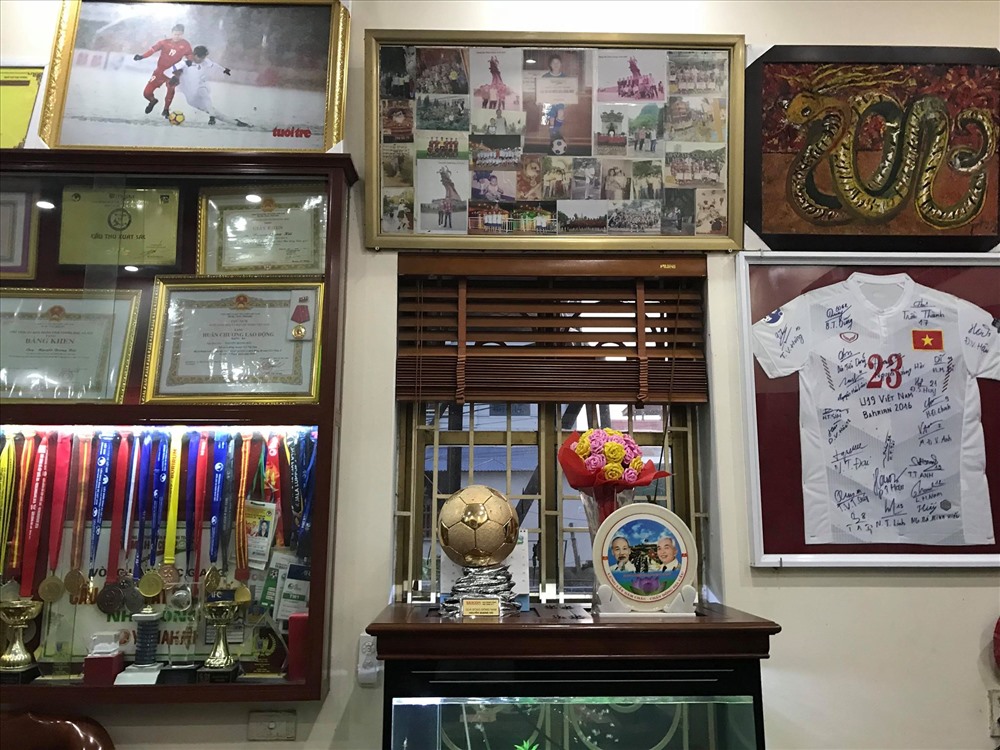 Những huy chương của Quang Hải được treo trang trọng giữa nhà.