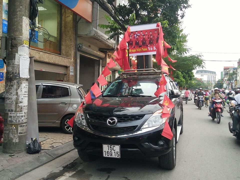 Các phương tiện được trang hoàng lộng lẫy, âm thanh, ánh sáng đầy đủ chuẩn bị “bão đêm” khi Olympic Việt Nam giành chiến thắng. Ảnh: CTV