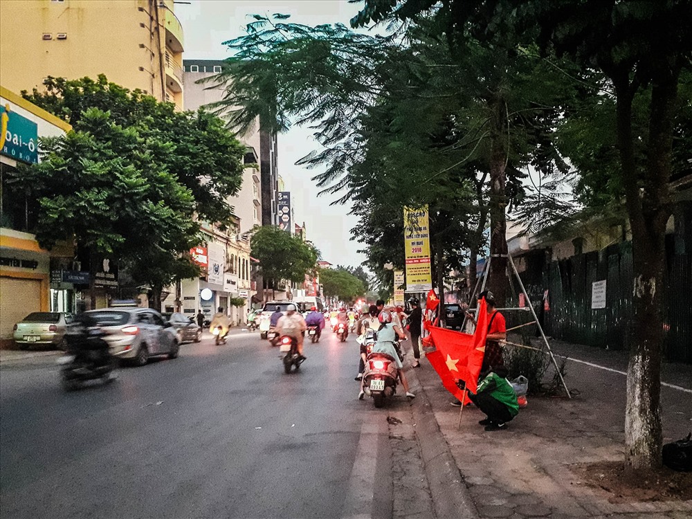 Anh Đinh Đường – một người bán cờ cho biết: “Lần trước khi U23 đá giải châu Á, tôi có đi xem và mua cờ cổ vũ. Khi đó tôi đã ngạc nhiên vì giá của một cái cờ lên đến hơn 100.000 đồng/cái. Sau khi Việt Nam nhận tấm vé vào tứ kết ASIAD tôi đã lên kế hoạch mua cờ để bán. Từ chiều tôi bán được hơn 80 cái các loại rồi, bản thân cũng thấy giá như vậy là khá đắt nhưng hầu như mọi người rất thoải mái khi mua và không kỳ kèo mặc cả”.