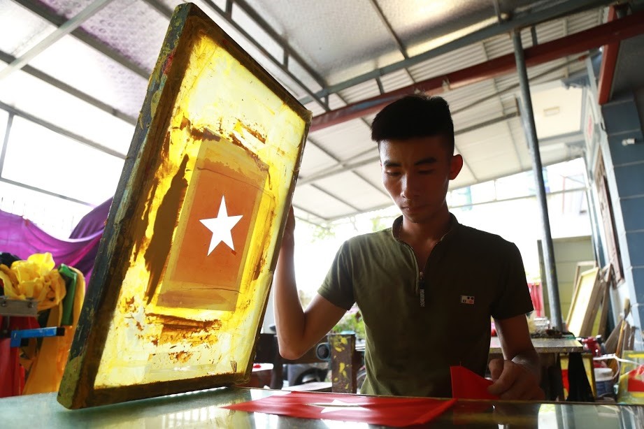 Có cầu thì có cung, những ngày này, các xưởng sản xuất cờ bận tối mặt mũi.