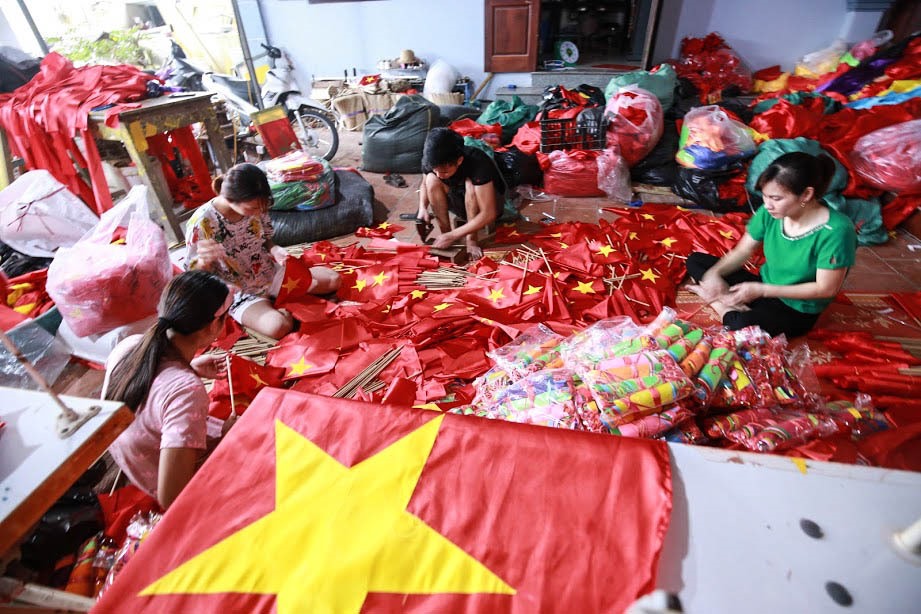 Có truyền thống 4 đời sản xuất cờ Tổ quốc, vợ chồng anh Nguyễn Văn Phục và chị Đào Thị Duyên, ở thôn Từ Vân, xã Lê Lợi, huyện Thường Tín, Hà Nội cho biết, những ngày cuối tháng 8, để phục vụ cho các ngày lễ như Quốc khánh 2.9 và khai giảng, đặc biệt là nhu cầu mua trang phục cổ vũ bóng đá, tất cả thành viên trong gia đình cũng như công nhân không có thời gian nghỉ.