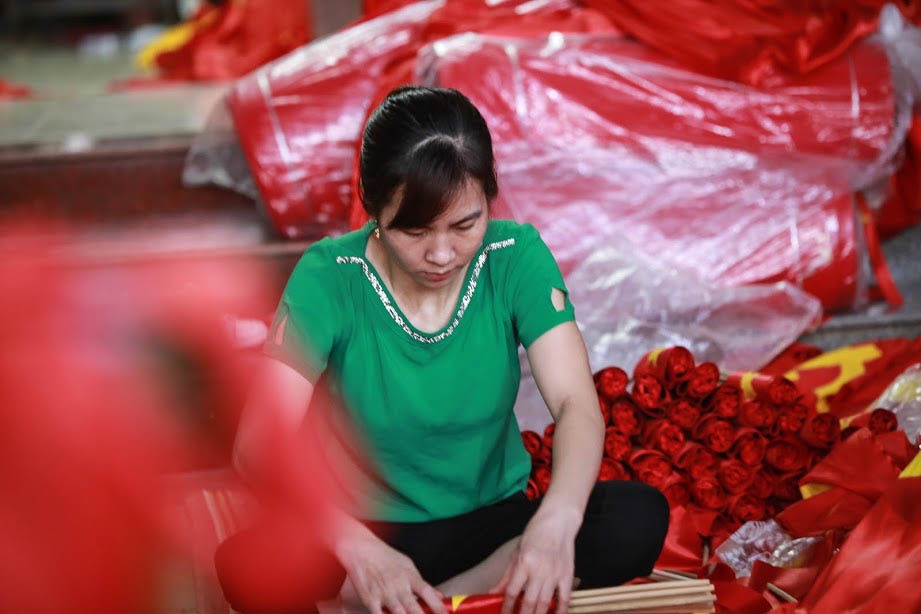 Cung cấp hàng vạn lá cờ vào mỗi năm, thời điểm hiện tại, các kho hàng nhà anh Phục đã chất kín sản phẩm. “Trong tháng này, tôi đã xuất đi hàng vạn lá cờ lớn nhỏ“, anh Phục hồ hởi nói.
