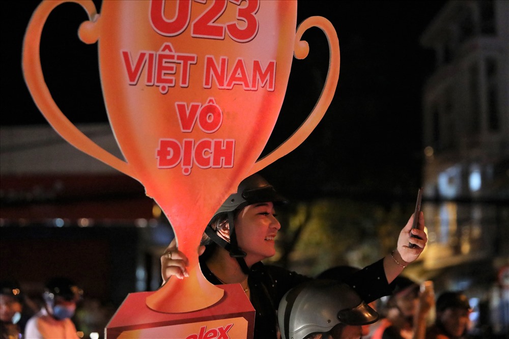 Có lẽ do quá vội nên nữ cổ động viên xinh đẹp này chỉ kịp làm ra được chiếc cup bằng bìa cotton để tham gia.