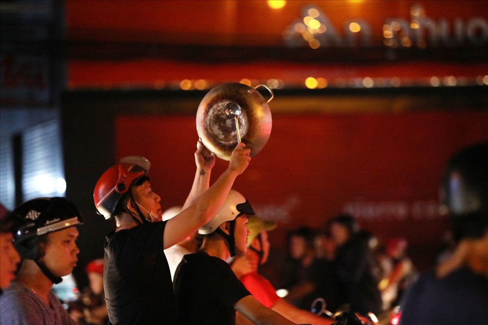 Ngoài cup, người dân Tây Đô còn mang tất cả những gì sẵn có để ăn mừng.