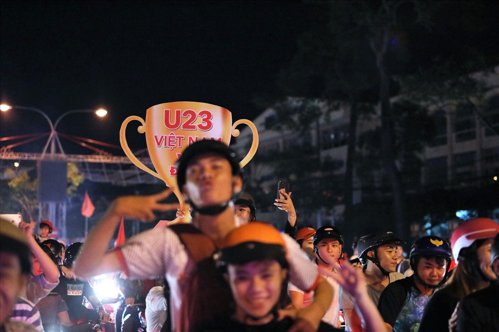 Họ giương cao những chiếc cup vàng tự chế, reo hò vang dội.