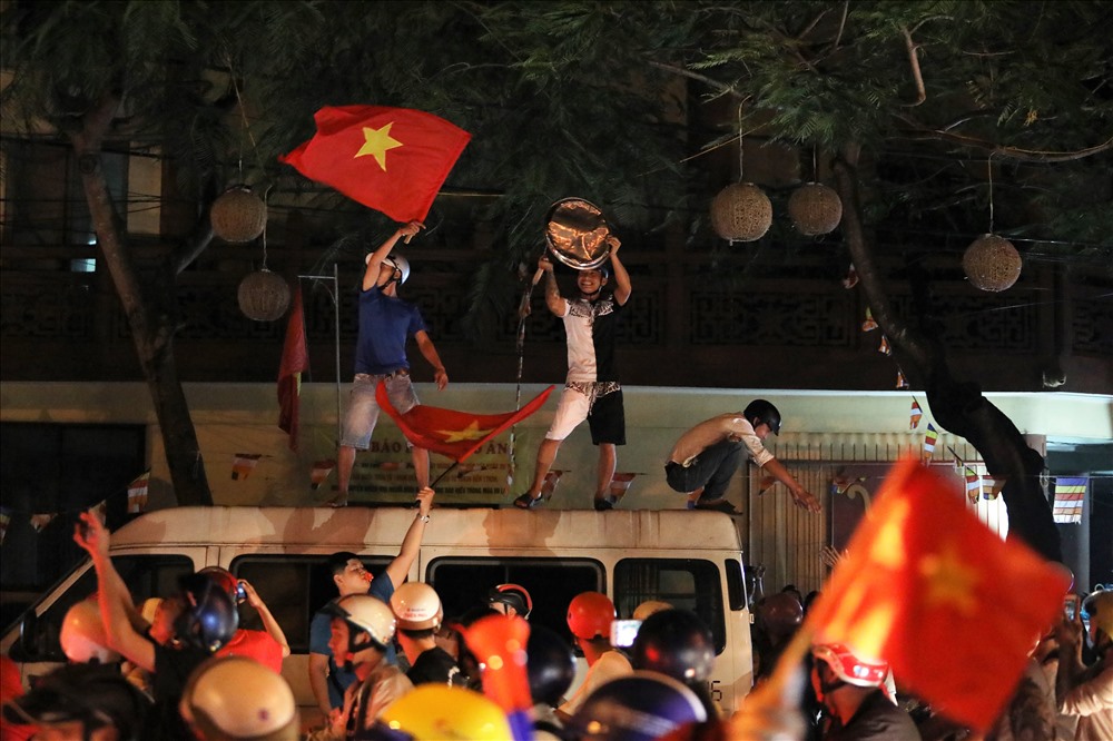 Hai CĐV này leo lên nóc xe, đập “tan nát” chiếc xoong và nắp vung.