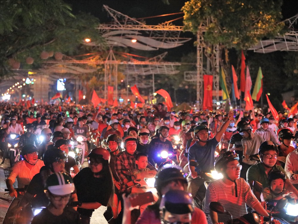 Ngay sau khi tiếng còi mãn cuộc vang lên, hàng nghìn người dân Cần thơ đã đỏ ra đường ăn mừng chiến thắng lịch sử của U23 VN.