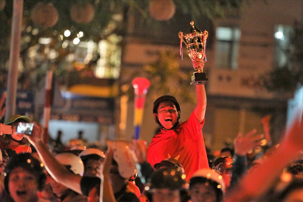 Khi chiếc cup được chủ nhân giơ lên cao, đoàn người lại reo hò không ngớt.