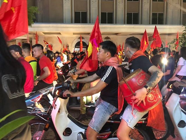 Dòng người đổ về càng lúc càng đông.