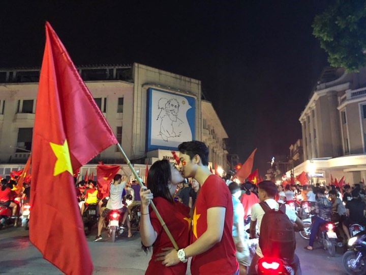 Một cặp đôi trao nhau nụ hôn vào khoảnh khắc lịch sử này.
