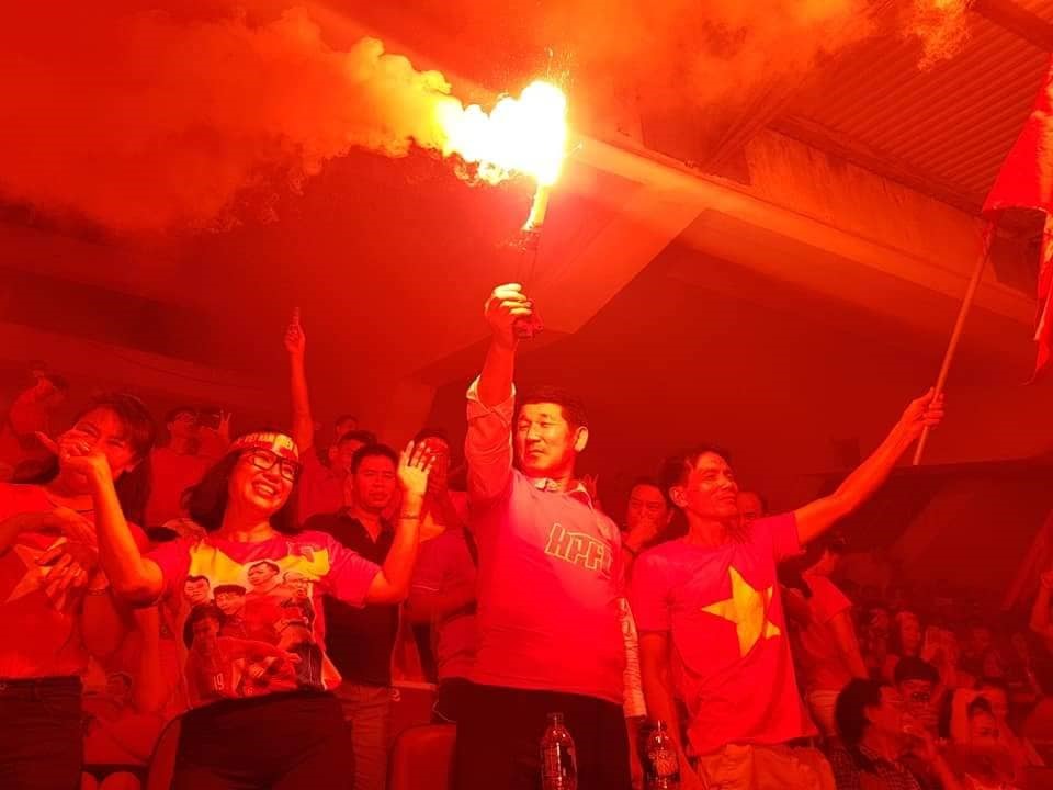 Pháo sáng, một đặc sản của động viên bóng đá Hải Phòng được thắp sáng suốt trước,. trong và sau trận đấu. Ảnh: CTV