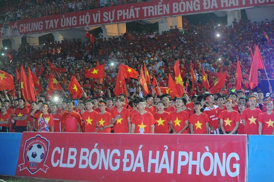 Các cổ động viên tại Lạch Tray, Hải Phòng tập trung và không ngừng hò reo trong suốt trận đấu. Ảnh: Hoi Bat Duong