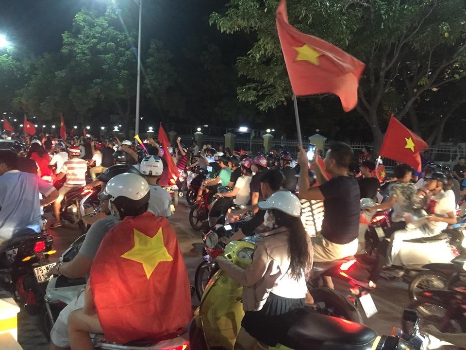 Dòng người ùn ùn ra đường ăn mừng chiến thắng. Ảnh: PĐ.