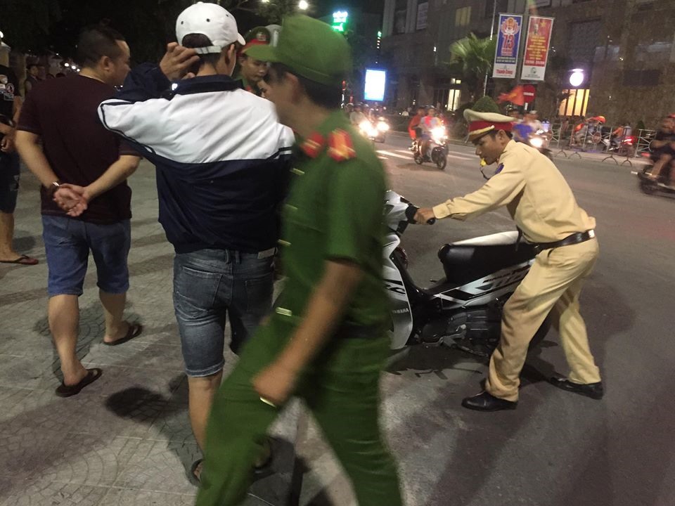 Công an giao thông tham gia phân luồng và xử lí các phương tiện vi phạm an toàn giao thông. Ảnh: PĐ.
