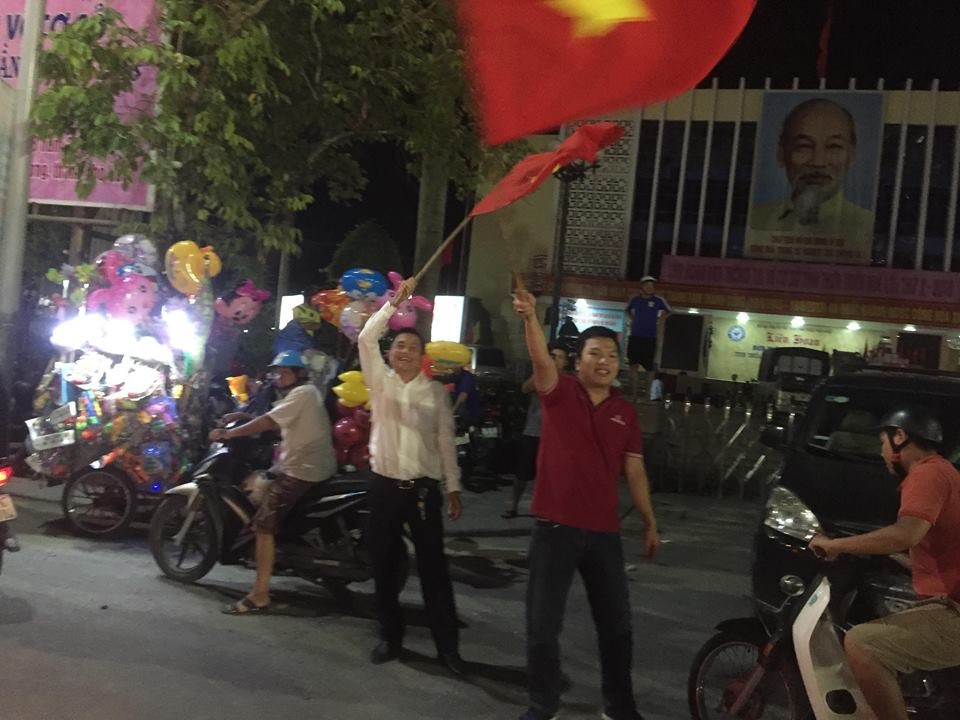 Cổ động viên nào gương mặt cũng rạng ngời và cười rất tươi. Ảnh: PĐ.
