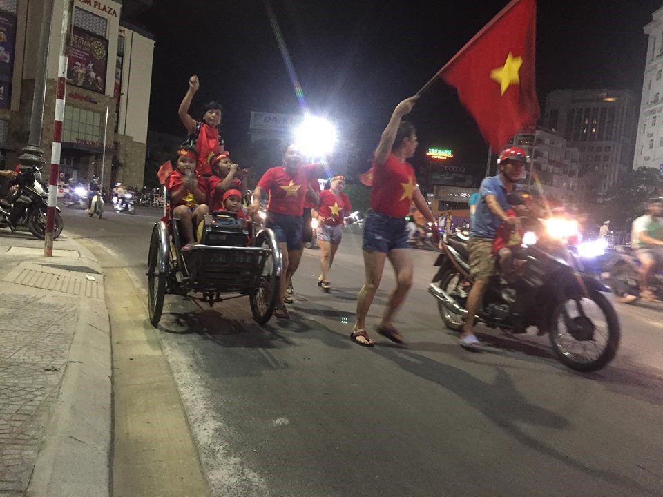 Dùng xích lô để thành phương tiện đi cổ vũ. Ảnh: PĐ.
