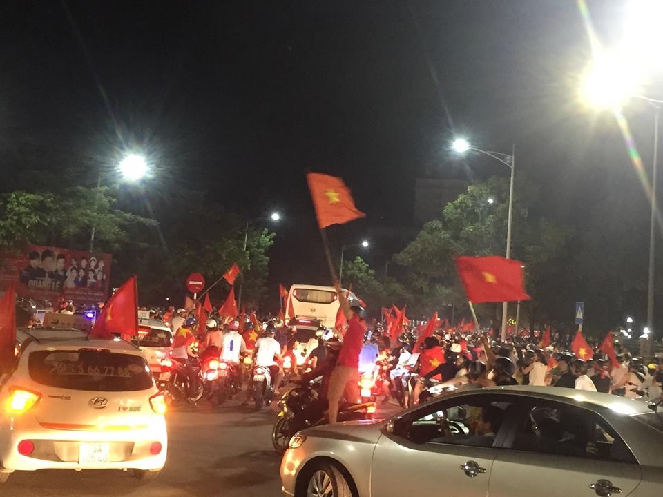 Dùng ô tô chở cả gia đình đi ăn mừng. Ảnh: PĐ
