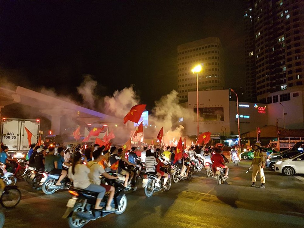 Lực lượng Công an Hà Nội thực hiện nhiệm vụ đảm bảo ANTT ngay sau khi trận đấu bóng đá giữa Olympic Việt Nam và Olympic Syria kết thúc. Ảnh: Phạm Đông