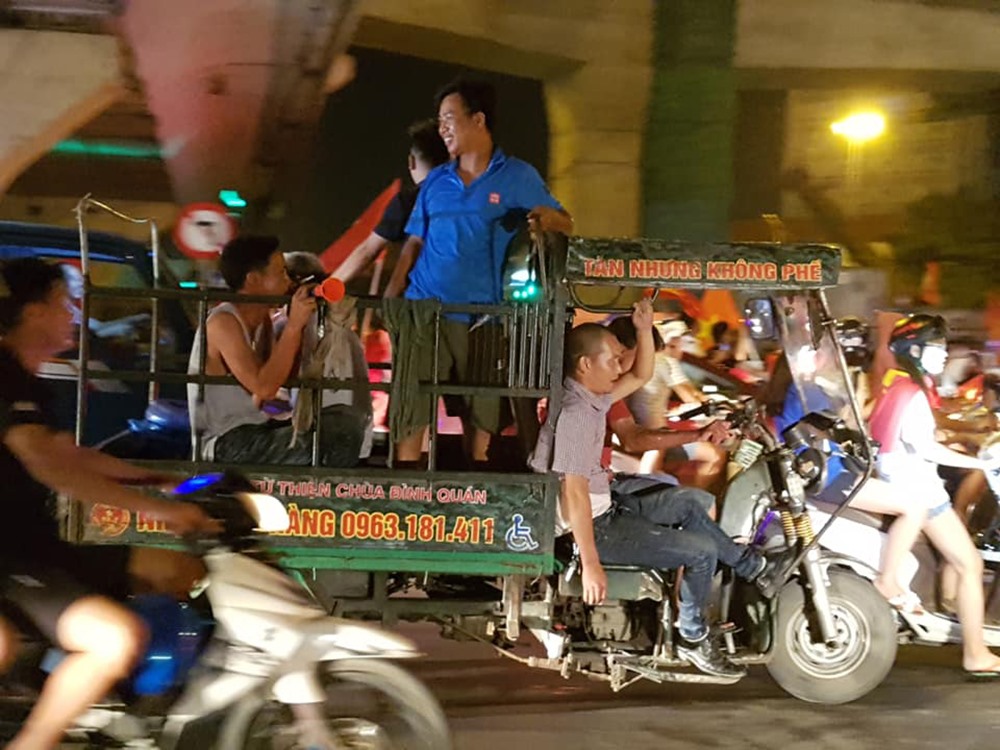 Xe ba gác cũng được sử dụng để diễu hành ăn mừng. Ảnh: Phạm Đông