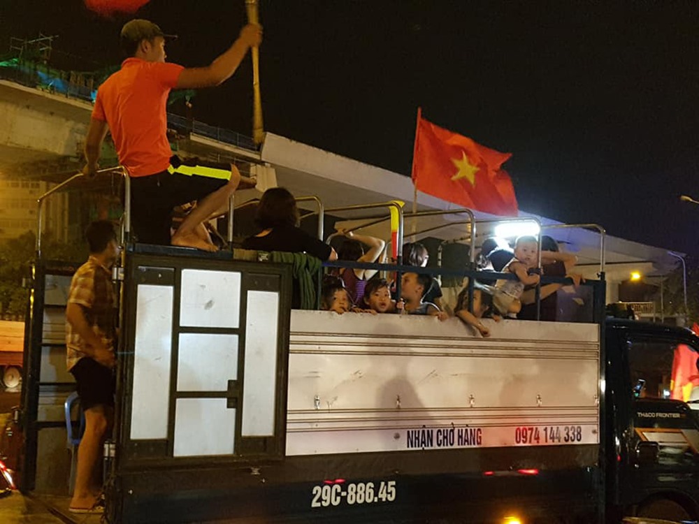 Các em nhỏ cũng được người nhà cho ra đường đi ăn mừng. Ảnh: Phạm Đông