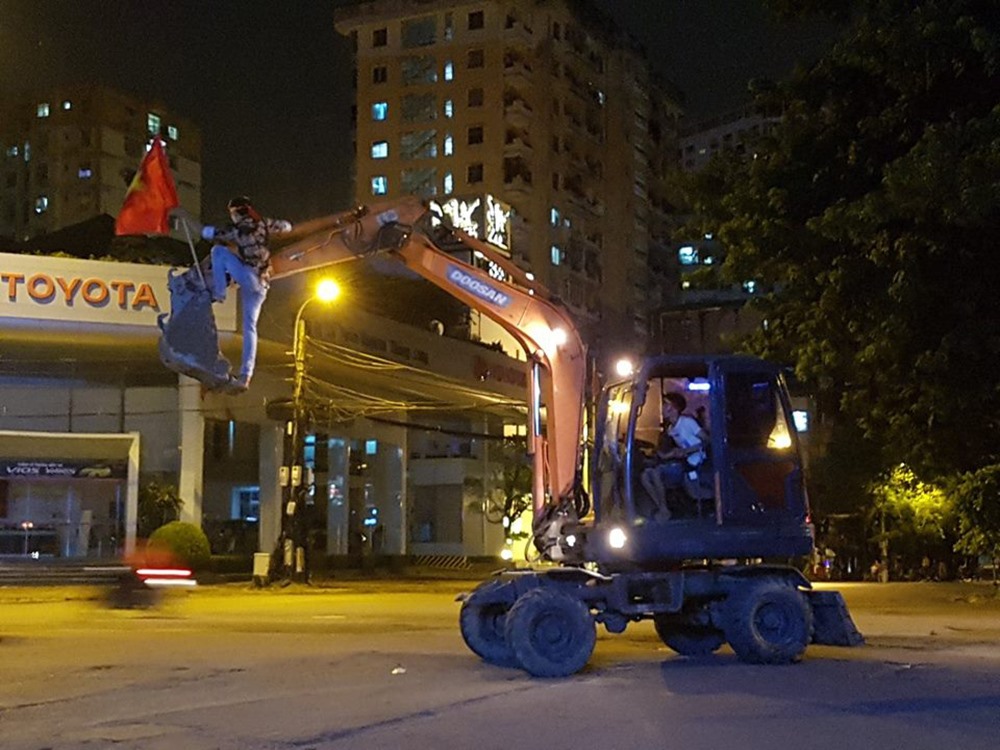 Máy xúc cũng được sử dụng để ăn mừng chiến tích lịch sử. Ảnh: Phạm Đông