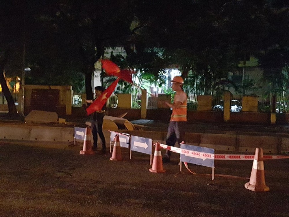 Công nhân lao động cũng hòa vào niềm vui chiến thắng của nước nhà. Ảnh: Phạm Đông